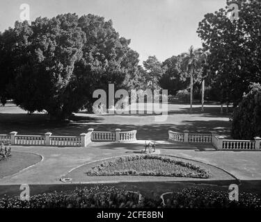 Sudan. Khartoum. Guardando verso i giardini del palazzo dalla terrazza posteriore ca. 1936 Foto Stock