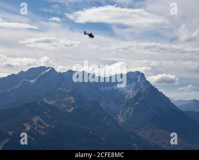 Elicottero sulle montagne di Wetterstein con Alpspitze, Jubiläumsgrat, Zugspitze, Höllental e Waxensteinen, cielo blu, nuvole, Garmisch-Partenkirchen, Foto Stock