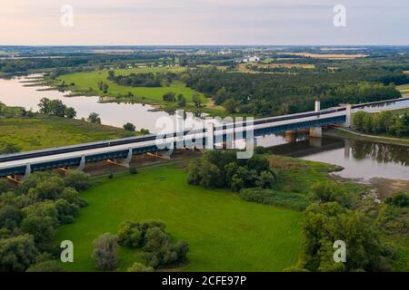 Germania, Sassonia-Anhalt, Magdeburgo, la via d'acqua, Mittelland Canal conduce in un ponte a valle sull'Elba, con 918 metri il più grande ponte di canale Foto Stock