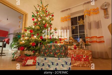 Germania, Baviera, Natale, Notte silenziosa, 24. Dicembre, festa di Natale, albero, sera, presenta sotto l'albero di natale Foto Stock