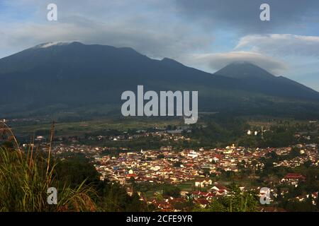 A forma di cupola il Monte Gede (a sinistra) e il Monte Pangrango conico che formano il Parco Nazionale del Monte Gede Pangrango nella provincia di Giava Occidentale, Indonesia. Foto Stock