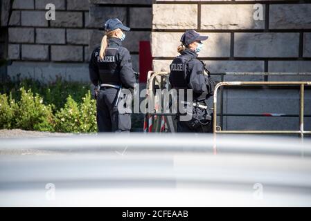 Germania, Sassonia-Anhalt, Magdeburgo, poliziotti femminili con maschera. Foto Stock