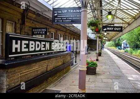 Stazione ferroviaria di Hebden Bridge, Calderdale, Pennines, Yorkshire, Regno Unito Foto Stock