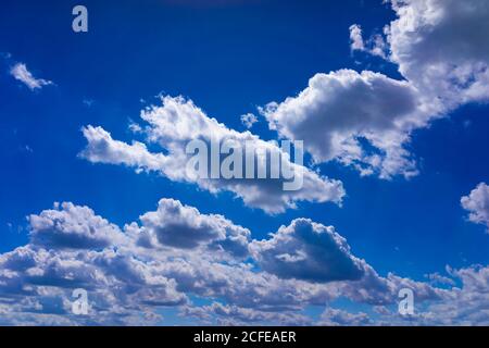 Cumulus nubi in un giorno di estate Foto Stock