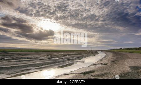 Barche in camicia in attesa della marea sul marshland a Lower Heswall ormeggi cantiere Banks Road sul fiume Dee Estuary, Wirral, Regno Unito Foto Stock