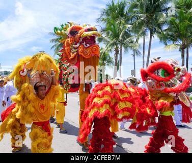 La sfilata degli dei Cinesi nel festival vegetariano di Pattaya il 30,2016 settembre nella provincia di Chonburi in Thailandia. Camminano intorno alla spiaggia di Pattaya. Foto Stock