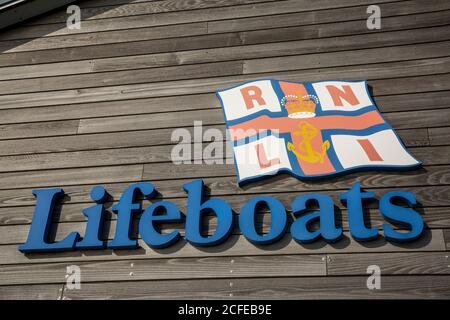 Southend-on-Sea - 24 marzo 2019. Un cartello Royal National Lifeboat Institution (RNLI) su una parete di legno presso la Lifeboat Station a Southend Pier, Regno Unito. Foto Stock