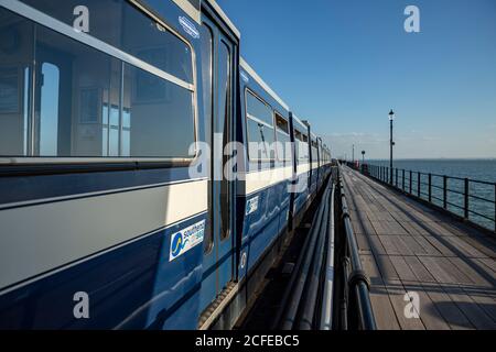 Treno elettrico sul più lungo molo da diporto del mondo a Southend-on-Sea, 24 marzo 2019, Regno Unito. Foto Stock