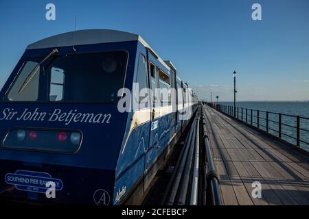 Treno elettrico sul più lungo molo da diporto del mondo a Southend-on-Sea, 24 marzo 2019, Regno Unito. Foto Stock