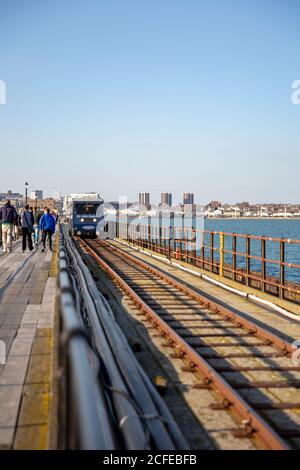 Treno elettrico sul più lungo molo da diporto del mondo a Southend-on-Sea, 24 marzo 2019, Regno Unito. Foto Stock