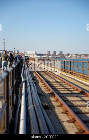 Treno elettrico sul più lungo molo da diporto del mondo a Southend-on-Sea, 24 marzo 2019, Regno Unito. Foto Stock