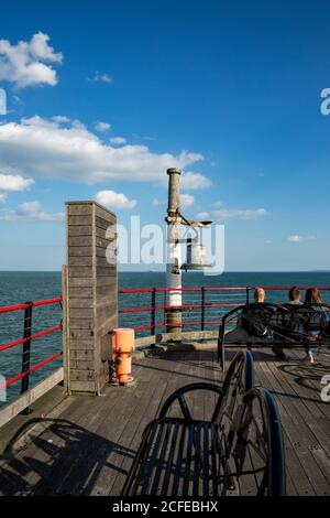 I bagnini RNLI campeggiano al molo di Southend. Campanello di avvertimento alla fine di Southend sul molo del mare. Foto Stock