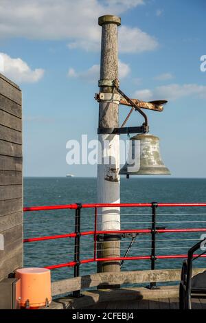 I bagnini RNLI campeggiano al molo di Southend. Campanello di avvertimento alla fine di Southend sul molo del mare. Foto Stock