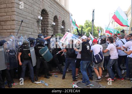 Scontri tra la gendarmeria e i manifestanti durante una protesta anti-governativa davanti all'edificio del parlamento di Sofia, Bulgaria. Foto Stock