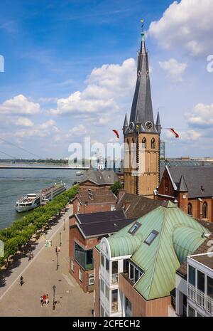 Duesseldorf, Renania Settentrionale-Vestfalia, Germania - passeggiata sul Reno con Lambertuskirche, sul retro una barca per escursioni sul Reno e l'Oberkasseler Foto Stock