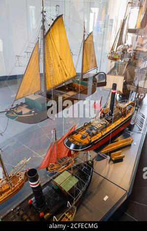 Duesseldorf, Renania Settentrionale-Vestfalia, Germania - navi modello nel Museo Marittimo nella torre del castello sulle rive del Reno. Foto Stock