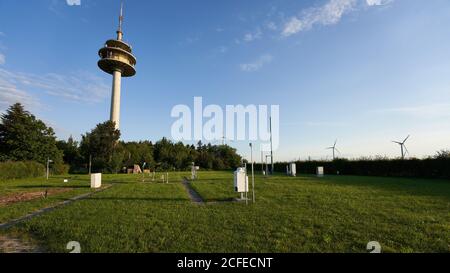 Schnittlingen, Germania - 18 luglio 2020: Vista della stazione meteo di Schnittlingen (wetterwarte). Molti dispositivi di misurazione utilizzati per le condizioni atmosferiche Foto Stock