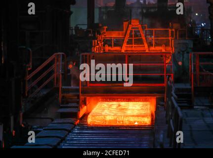 Lastre di acciaio rosso-caldo nel laminatoio a caldo, acciaio ThyssenKrupp, Duisburg, Ruhr Area, Nord Reno-Westfalia, Germania Foto Stock