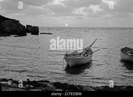 Didascalia originale: Cesarea. (Kaisarieh). Scena del tramonto tardivo (il sole sta per cadere sotto l'orizzonte acquoso) - Ubicazione: Israele--Cesarea ca. 1938 Foto Stock