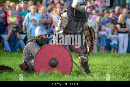 Città in Lettonia - Rezekne, 30 luglio 2016: Celebrazione 'evento medievale ricostruzione'. Competizioni militari, combattimenti da parete a parete, tornei. Peopl Foto Stock