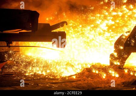 Duisburg, zona Ruhr, Renania Settentrionale-Vestfalia, Germania - acciaio ThyssenKrupp, 1500 gradi di ferro di maiale caldo che batte in altoforno 8. Foto Stock