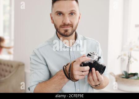 Giovane uomo con fotocamera foto Foto Stock