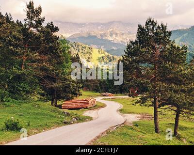 Percorso tortuoso, vista sul salto con gli sci e sul massiccio del Wetterstein, Garmisch-Partenkirchen Foto Stock