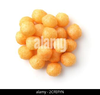 Vista dall'alto di palline di sfoglia di formaggio isolate su bianco Foto Stock