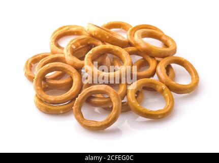 Pila di mini anelli di pane croccante salato isolati su bianco Foto Stock