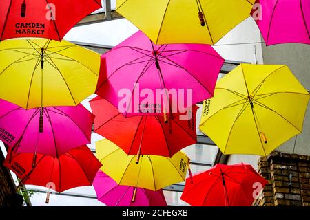 Aperto colorato mercato di Camden unbrellas, Londra Regno Unito con Nessun popolo aggirato dal soffitto Foto Stock