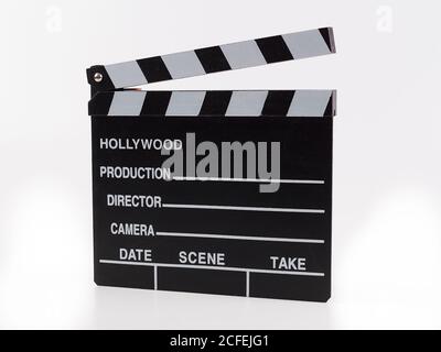 Biglietti per il film in nero con lettere bianche con clapper e bicchieri saldato su bianco Foto Stock