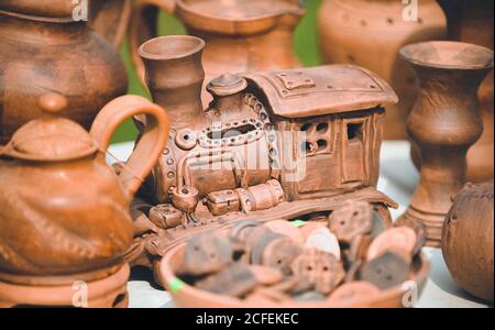 Settembre 2017, Rezekne, Lettonia: Mostra di ceramica. Ceramica latgaliana. Artigianato popolare Lettonia. Tradizionalmente, i prodotti sono verniciati con restraine Foto Stock