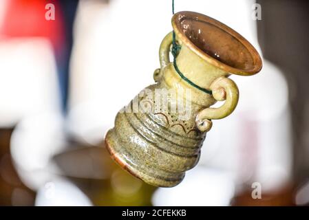 Frammento di closeup vaso in ceramica. Artigianato popolare Lettonia. Tradizionalmente, i prodotti sono dipinti con tonalità tenue e terrose. Ceramica latgaliana. Selectiv Foto Stock