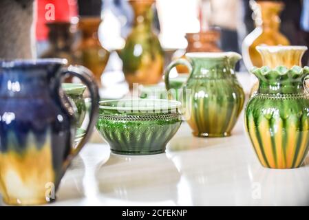 Frammento di closeup vaso in ceramica. Artigianato popolare Lettonia. Tradizionalmente, i prodotti sono dipinti con tonalità tenue e terrose. Messa a fuoco selettiva. Miglior potte Foto Stock