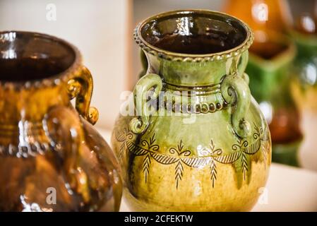 Frammento di closeup vaso in ceramica. Artigianato popolare Lettonia. Tradizionalmente, i prodotti sono dipinti con tonalità tenue e terrose. Messa a fuoco selettiva. Miglior potte Foto Stock