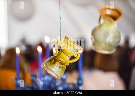 Frammento di closeup vaso in ceramica. Artigianato popolare Lettonia. Tradizionalmente, i prodotti sono dipinti con tonalità tenue e terrose. Messa a fuoco selettiva. Miglior potte Foto Stock