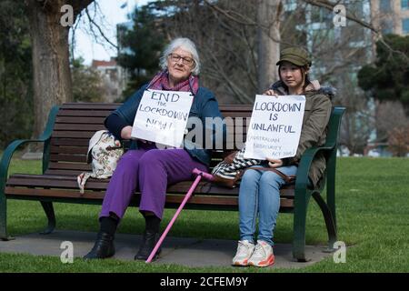 Melbourne, Australia 5 settembre 2020, due donne manifestanti prendono posto e aspettano di essere arrestate alla protesta contro la maschera e l'anti-blocco del Freedom Day al Santuario della memoria di Melbourne Australia. Credit: Michael Currie/Alamy Live News Foto Stock