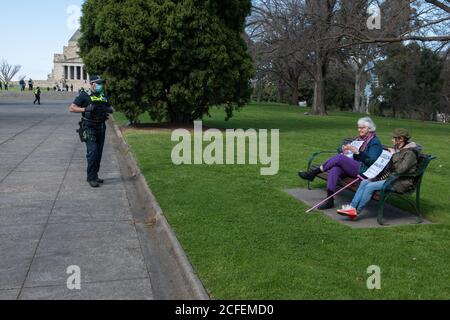 Melbourne, Australia 5 settembre 2020, due donne manifestanti sono avvicinate da un ufficiale di polizia alla protesta contro la maschera e l'anti-blocco del Freedom Day al Santuario della memoria di Melbourne Australia. Credit: Michael Currie/Alamy Live News Foto Stock