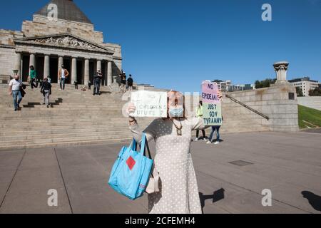 Melbourne, Australia 5 settembre 2020, una protestore femminile tiene i suoi cartelloni al Freedom Day Anti-maschera e anti-blocco protesta sui passi del Santuario della memoria a Melbourne Australia. Credit: Michael Currie/Alamy Live News Foto Stock