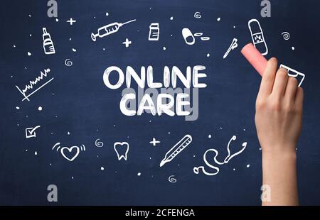Disegno a mano cura on line iscrizione con gesso bianco sulla lavagna, concetto medico Foto Stock