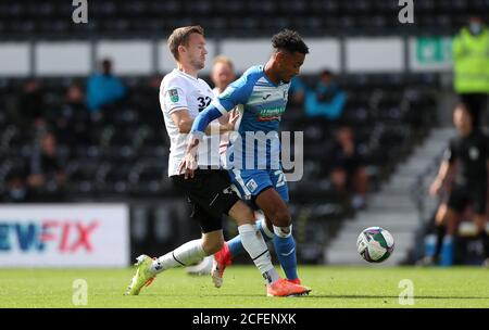 Mike te Wierik della contea di Derby (a sinistra) e Dior Angus di Barrow combattono per la palla durante la prima partita della Carabao Cup al Pride Park, Derby. Foto Stock