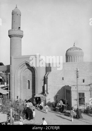 Titolo originale: Iraq. (Mesopotamia). Baghdad. Visualizza le scene e i tipi di strade. La moschea di Mirjan - Ubicazione: Iraq--Baghdad ca. 1932 Foto Stock