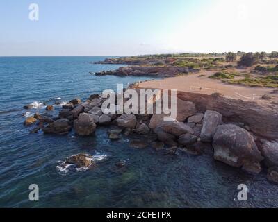Vista aerea della scogliera con rocce crollate nel mare, Vinaros, Spagna Foto Stock