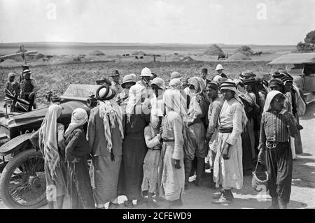 Storia del Medio Oriente - la nuova era in Palestina. L'arrivo di Sir Herbert Samuel H.B.M. Alto commissario, ecc. Sir Herbert Samuel parla con i contadini. Foto Stock