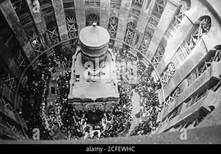 Didascalia originale: Calendario delle cerimonie religiose a Jer. [ad es Gerusalemme] periodo pasquale 1941. Guardando giù dalla cupola alle processioni che girano intorno all'Edicule [Chiesa del Santo Sepolcro] - posizione: Gerusalemme ca. 1941 Foto Stock