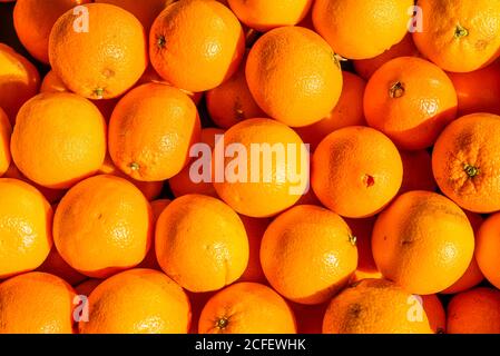 Un sacco di frutta d'arancia, un sacco di arance in un mucchio Foto Stock