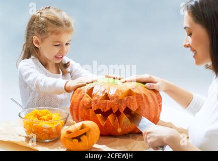 Madre e figlia carving zucca Foto Stock