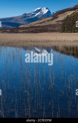 Beinn na Caillich & Loch Cill Chriosd sull'isola Di Skye nelle alture della Scozia sotto neve coperta montagne Foto Stock