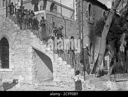 Storia del Medio Oriente - attacco di Rebel a Betlemme 14 settembre '38. I giovani arabi si sono affrettati a liberarsi dal grovile edificio per il sospetto di avvicinarsi alle truppe britanniche Foto Stock