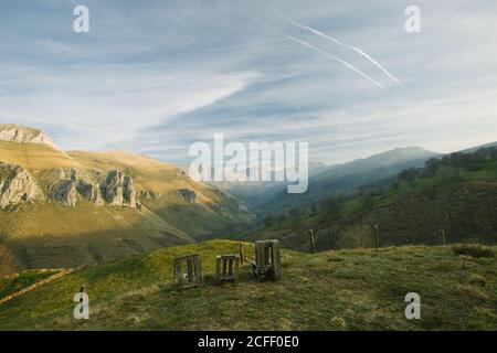 Valle di maestose montagne coperte di erba verde e foreste Situato a Cantabria Foto Stock